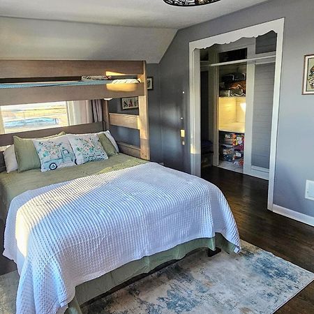 1908 Modern Farmhouse On Large Private Treed Lot Shawnee Exteriér fotografie
