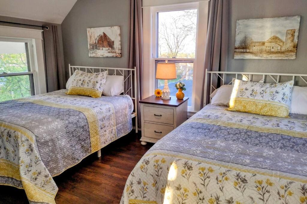 1908 Modern Farmhouse On Large Private Treed Lot Shawnee Exteriér fotografie