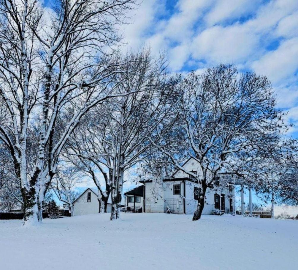 1908 Modern Farmhouse On Large Private Treed Lot Shawnee Exteriér fotografie